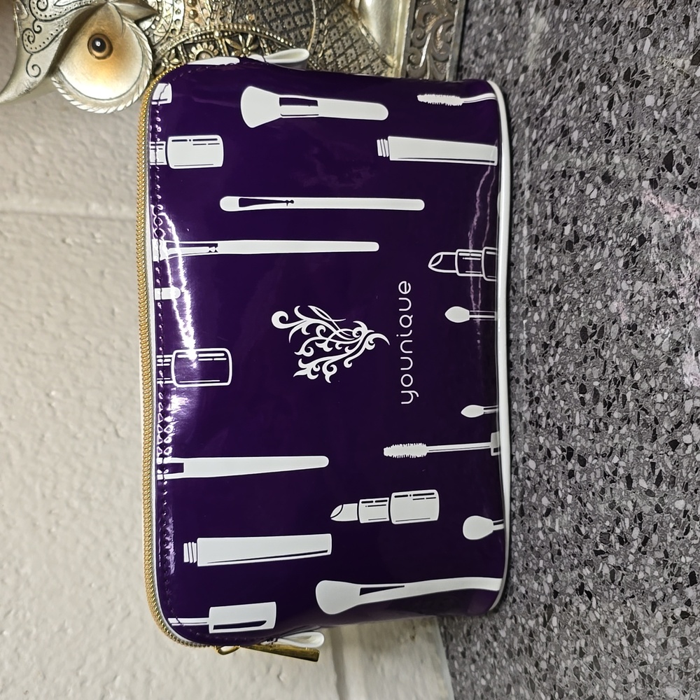 YOUINQUE 2019 7th ANNIVERSARY MAKEUP BAG NIP